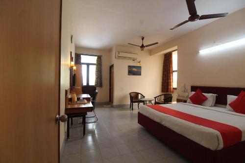 维沙卡帕特南Agarwal's Residency的一间卧室配有一张床和一张书桌