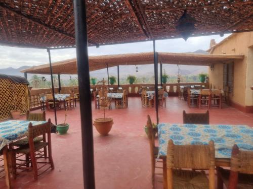 阿格兹Chez Yacob Tamnougalt的庭院内的餐厅,配有桌椅