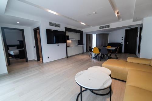 布米尔达斯BOUMERDES PLAZA Hôtel & Spa的客厅配有沙发和桌子
