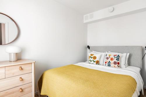 斯德哥尔摩Cosy Urban Home in Stockholm的一间卧室配有一张带镜子和梳妆台的床