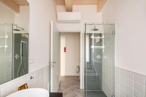 伊莫拉Piazza Savonarola 13的带淋浴和玻璃淋浴间的浴室