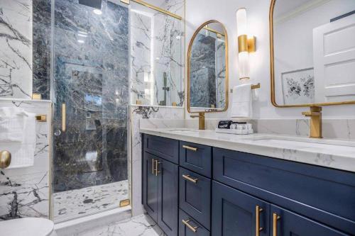 加尔维斯敦Luxury Designer Villa by the Beach Bright Beautiful Brand New的浴室配有蓝色水槽和淋浴。