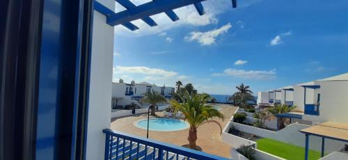 普拉亚布兰卡Las Moreras Playa Blanca的从别墅的阳台可欣赏到游泳池的景色