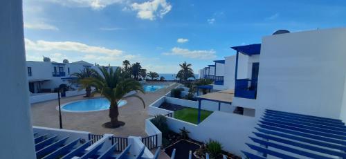 普拉亚布兰卡Las Moreras Playa Blanca的从大楼的阳台上可欣赏到游泳池的景色