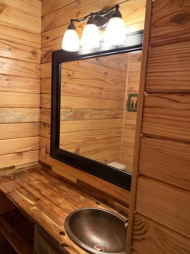 加特林堡Gatlinburg Mountain Condo的一间带水槽和镜子的浴室