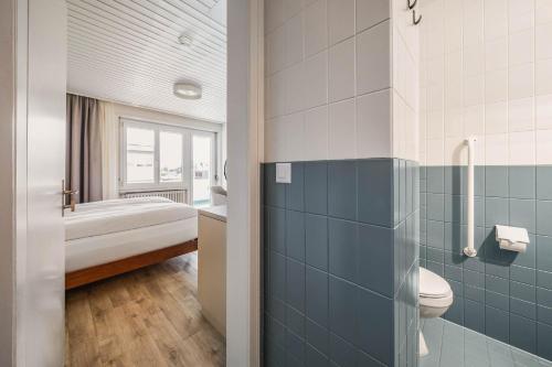 韦吉斯万得拉斯特旅馆的浴室配有盥洗盆、卫生间和浴缸。