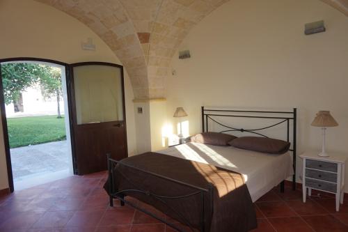 科佩尔蒂诺Masseria Pappo的一间卧室设有一张床和拱形天花板
