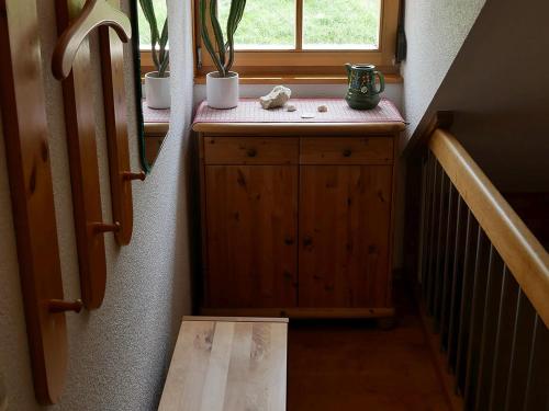 HorbenFerienwohnungen Ringlihof的小房间设有木柜和窗户