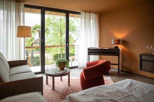 梅拉诺穆彻勒酒店的客厅配有沙发和桌子