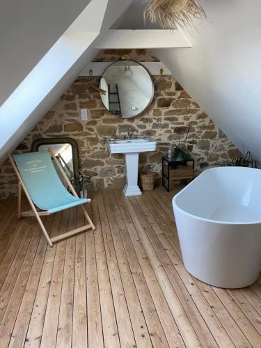 普卢加斯努Les chambres de sainte barbe的带浴缸和盥洗盆的浴室