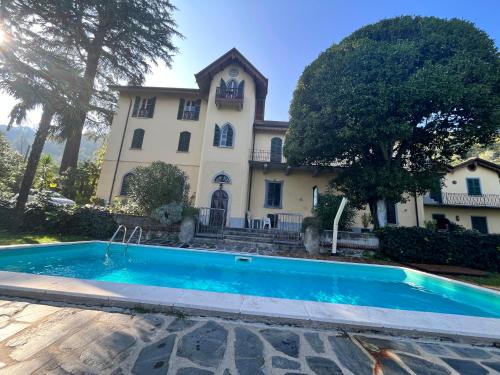 莱萨VSC Apartment - Appartamento in villa storica vista lago e piscina的一座大房子,前面设有一个游泳池