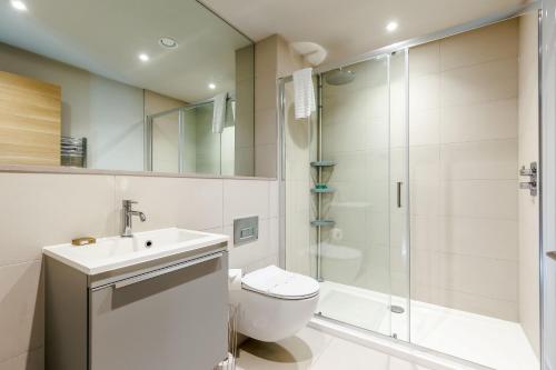 浦耳Harbours Edge的浴室配有卫生间水槽和淋浴。