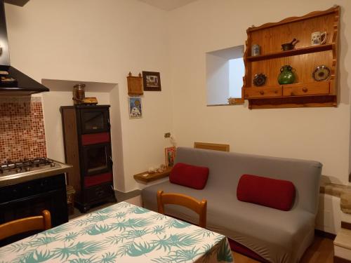 波焦莫亚诺Casa Mia的厨房配有沙发、桌子和炉灶。