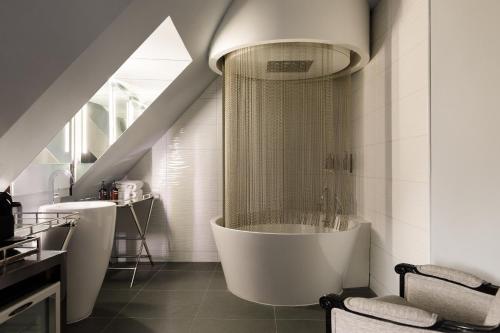 巴黎Albert's Hotel的一间带浴缸的浴室,位于阁楼