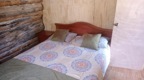 库里科Estancia Don Domingo的一张带木制床头板和枕头的床