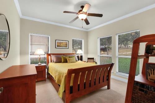 新布朗费尔斯Deer Haus Retreat的一间卧室配有一张床和吊扇