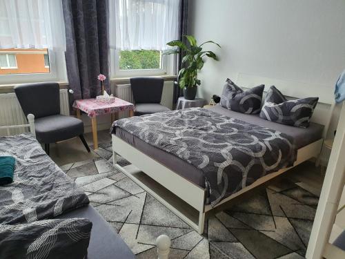 AmmendorfHalle Saale 402的一间卧室配有一张床、两把椅子和一个窗户