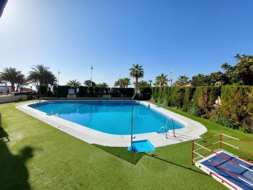 阿尔姆尼卡Almuñecar Seawiews Deluxe SinEsedesignhomes的享有庭院内大型游泳池的顶部景色