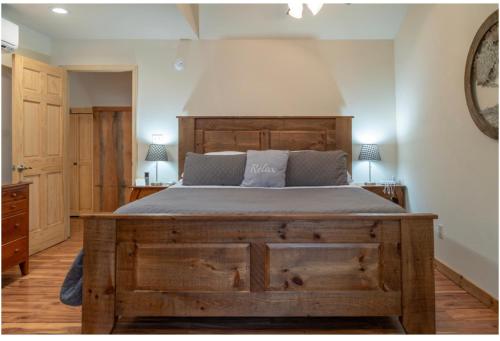 卢雷Mockingbird Mountain Spa and Retreat的一间卧室配有一张大木床。
