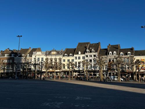 伯格恩特尔布里特Hoeve Appartement aan de rand van Maastricht met natuurzwembad的一个大建筑前的一条空的街道
