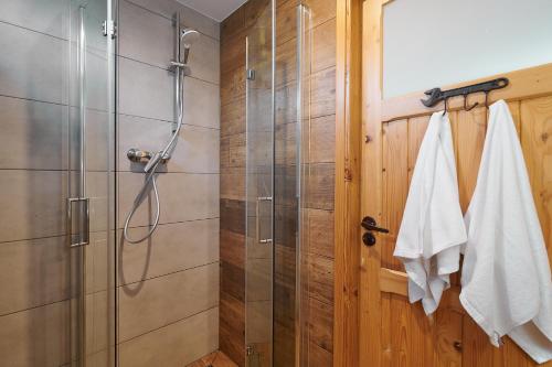 DębnoChatka u Tadka的带淋浴的浴室和玻璃门