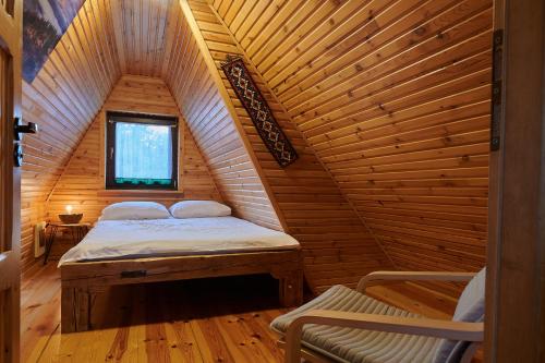 DębnoChatka u Tadka的木屋内的卧室配有一张床