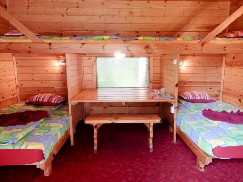 KargiSõrve Holiday Home的小木屋内带两张床的房间