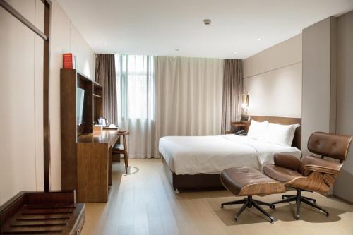 广州客村喆啡酒店(广州塔琶洲会展店)的配有一张床和一张书桌的酒店客房