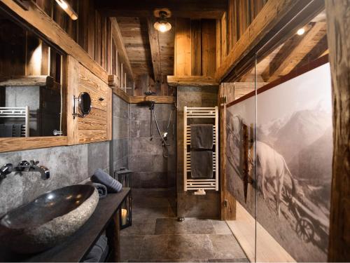 施图拜河谷新施蒂夫特施图拜冰川度假屋的一间带水槽和镜子的浴室