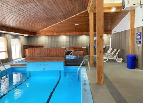ClaysburgCozy condo. Full resort access. Great for couples and families.的一座大型游泳池,位于一座拥有木制天花板的建筑中