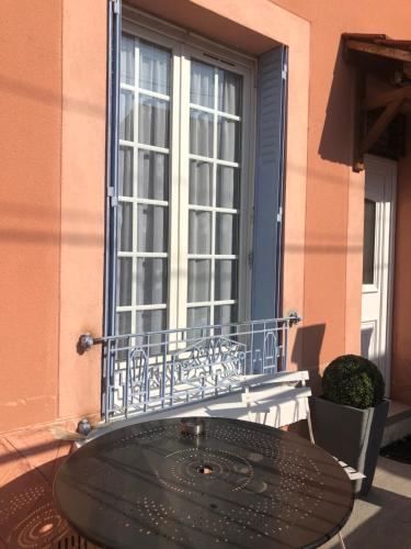 维勒瑞夫自由别墅酒店的一张桌子,坐在一座带窗户的建筑外