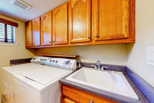 弗拉格斯塔夫Casa de Canyon的一个带水槽和洗衣机的小厨房