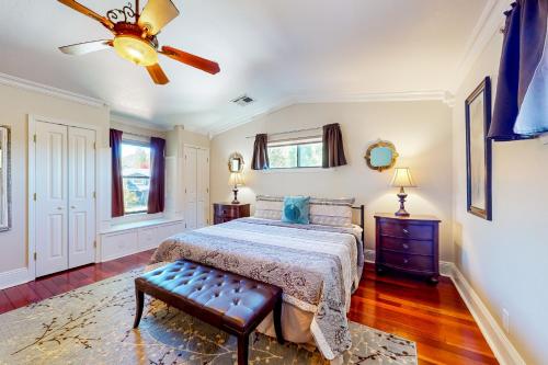 弗拉格斯塔夫Casa de Canyon的一间卧室配有一张床和吊扇