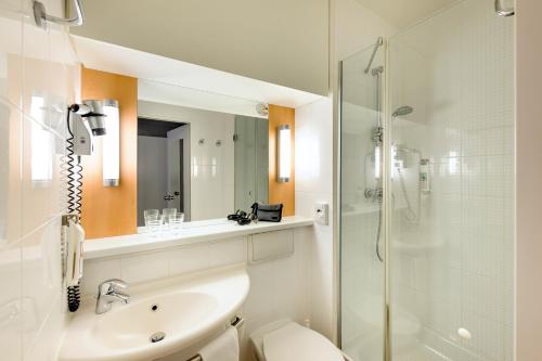 汉堡汉堡阿尔斯特中心宜必思酒店的浴室配有卫生间、盥洗盆和淋浴。