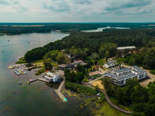 奥尔什丁Apartamenty Olimpijska by RENT4YOU的享有湖上度假村的空中景致