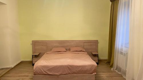 VagharshapatAsatryan’s Guest House的卧室内的一张带两个枕头的床