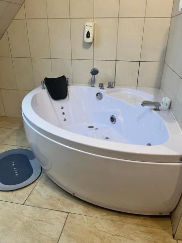 Maniowy奇科瓦达宾馆的浴室内设有一个白色浴缸