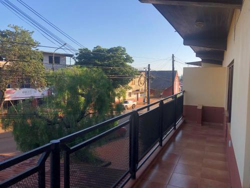 蒙特卡洛Departamento de Magui en Montecarlo的享有街道景致的阳台