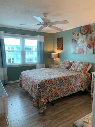格尔夫海岸Bill’s at Gulf Shores的一间卧室配有一张床和吊扇