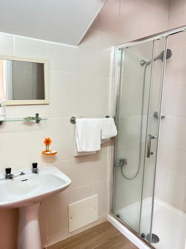 菲盖拉-达福什中央旅馆的一间带水槽和淋浴的浴室
