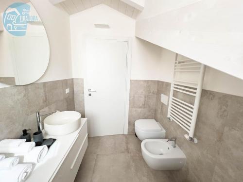 的里雅斯特Tarabochia 8 Tirabora Short Rent的白色的浴室设有水槽和卫生间。