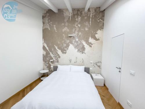的里雅斯特Tarabochia 8 Tirabora Short Rent的卧室配有白色的床和墙壁