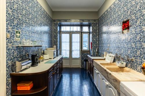 比索达雷加Douro D'Heart - Regua Guesthouse - Casa Completa的一间大厨房,配有蓝色和白色的壁纸