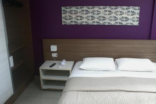 若昂佩索阿Imperial Flat Tambaú 311的一间卧室配有一张床和紫色的墙壁