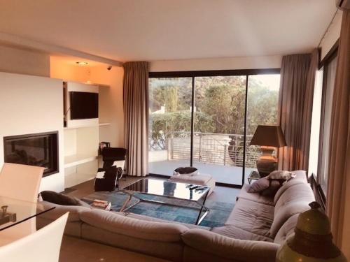 滨海卡瓦莱尔Villa Hirondelles 35的带沙发和玻璃桌的客厅
