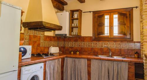耶斯特Casas rurales Batan Rio Tus的厨房配有水槽和炉灶