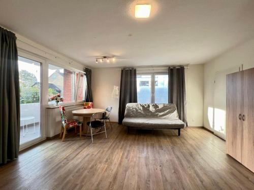 基尔Work&Stay Apartment - Kiel的卧室配有床、桌子和窗户。
