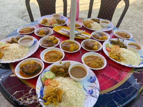 巴卡哈利Tapama Resort的一张桌子,上面放着食物和米饭