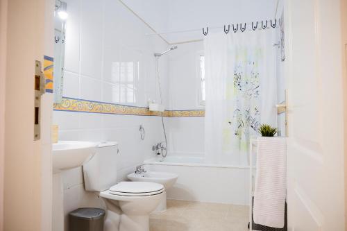 圭马尔港Estella by Vive La Exclusividad的白色的浴室设有卫生间和水槽。