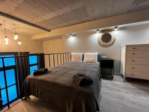 瓦伦西亚VLC Apart的一间卧室配有一张大床和一个梳妆台